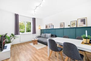 uma sala de estar com uma mesa e um sofá em Erholung pur nahe Krankenhaus & Park mit Parkplatz em Graz