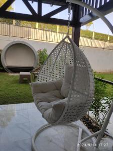 uma cadeira de rede num pátio num quintal em OpenSpace 50 mq con Giardino em Sharm el Sheikh