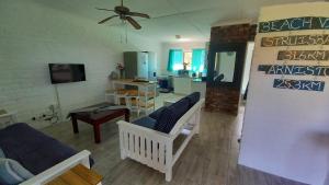 ein Wohnzimmer mit Sofa und Tisch in der Unterkunft Hidden Cottage in Bredasdorp