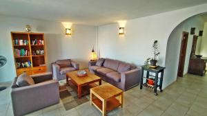- un salon avec deux canapés et une table dans l'établissement Caleta Beach House, à Caleta de Fuste