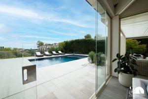 馬內爾巴德爾加爾達的住宿－Villa Luisa，一座带庭院的别墅内的游泳池