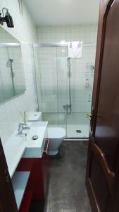 サンティアゴ・デ・コンポステーラにあるApartamento Rio Sar garaje incluidoのバスルーム(シャワー、洗面台、トイレ付)