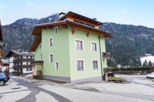 a small green building with a roof on a mountain at Ciampedie in Pera