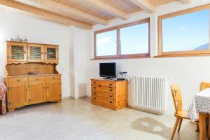 a bedroom with a tv and a wooden dresser with a tvicterictericter at Ciampedie in Pera