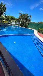 馬尼拉的住宿－anuva residences，蓝色海水大型游泳池