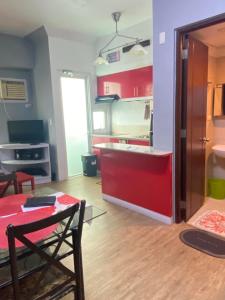 een woonkamer met een tafel en een keuken bij anuva residences in Manilla