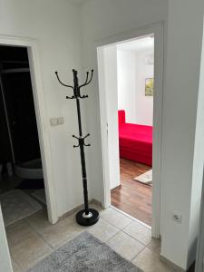 um quarto com um poste no meio de um quarto em Apartman Vlašić Hary em Vlasic