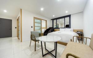 木浦的住宿－Rium Hotel，卧室配有一张床和一张桌子及椅子