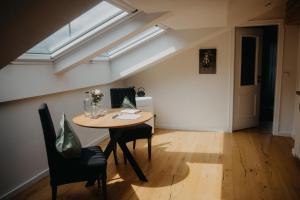 uma sala de jantar com mesa e cadeiras em Salzbergalm em Berchtesgaden