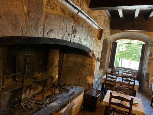 Habitación con pared de piedra y chimenea. en Auberge du désert, 