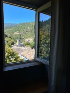 Nespecifikovaný výhled na hory nebo výhled na hory při pohledu z hotelu