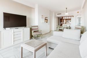 Televízia a/alebo spoločenská miestnosť v ubytovaní Club Atlantis Aparthotel Ocean View