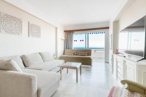Televízia a/alebo spoločenská miestnosť v ubytovaní Club Atlantis Aparthotel Ocean View