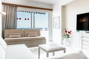 Televízia a/alebo spoločenská miestnosť v ubytovaní Club Atlantis Aparthotel Ocean View