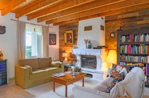 sala de estar con 2 sofás y chimenea en Les Pierres Bleues en Saint-Coulitz