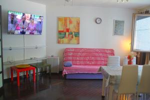 アルコセブレにある1ra Linea de PLAYA LAS FUENTES Luxury Apartament Pp1 PETのリビングルーム(ソファ、テーブル付)