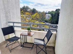 un balcón con 2 sillas y una mesa en el balcón en Apartment with Balcony, en Kronberg im Taunus