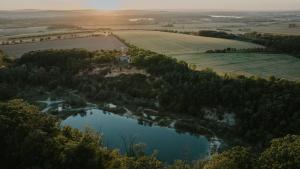 une vue aérienne sur un lac dans un champ dans l'établissement Apartmány Kurovický lom, 