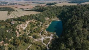 une vue aérienne sur un lac dans une forêt dans l'établissement Apartmány Kurovický lom, 
