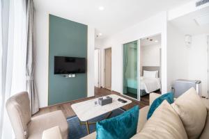 バンコクにあるThe Rich Residence Sukhumvit Nanaのソファとテレビのあるリビングルーム +81枚の写真