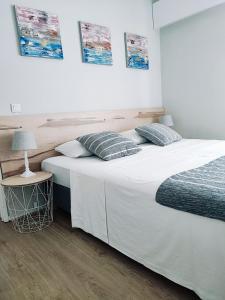 sypialnia z 2 łóżkami i stołem z lampką w obiekcie O. Li Apart Estoril w mieście Estoril