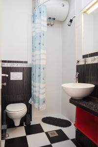 un baño con inodoro y lavabo en Holiday Home Porat, en Podgora