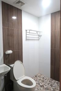 a bathroom with a toilet and a sink at COCOS HOTEL in Compostela +49 photos
