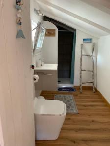 Ένα μπάνιο στο 'Impy' House