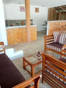 sala de estar con sofá y mesa de centro en Sri Lanka Surf Villa Domus Graziella, en Ahangama