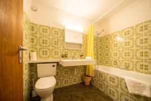 ein Badezimmer mit einem WC, einem Waschbecken und einer Badewanne in der Unterkunft 6304 Preislich attraktives Studio mit Suedbalkon am Wanderweg in Vulpera