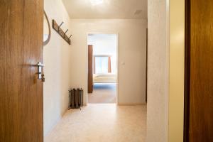 un pasillo con una puerta que conduce a una habitación en 6304 Preislich attraktives Studio mit Suedbalkon am Wanderweg en Vulpera
