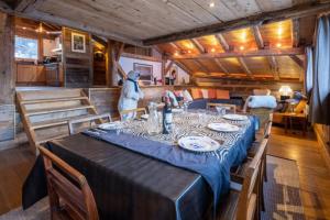 ein Esszimmer mit einem Tisch in einem Haus in der Unterkunft Authenthic Chalet Ski on Les Houches Chamonix in Les Houches