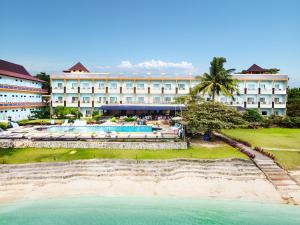 eine Luftansicht eines Resorts mit Pool in der Unterkunft Agro Hotel Bintan in Teluk Bakau