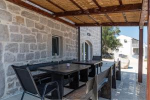 Fotografie z fotogalerie ubytování 5* Beachfront Villa Olive Mill v destinaci Putniković