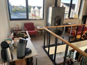 Pokój ze schodami i salonem w obiekcie Loft by Conceptliving w mieście Kortrijk