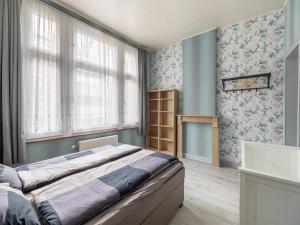 een slaapkamer met een bed in een kamer met blauwe muren bij s'Ameuse bien in Dinant