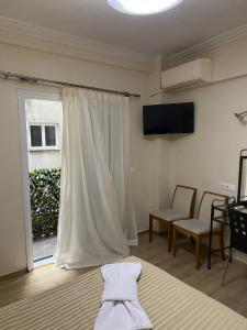 een slaapkamer met een bed en een raam met een gordijn bij Athens Central Apartment in Athene