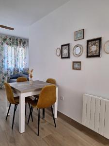 une salle à manger avec une table et des chaises blanches dans l'établissement Aromas del Jiloca, la Trufa Negra, à Calamocha