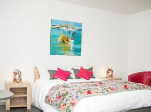 - une chambre avec un lit et une peinture murale dans l'établissement Les pirondeaux, à Rocamadour