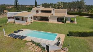- une vue aérienne sur une maison avec une piscine dans l'établissement Villa Petalas de Amor V063, à Lagos