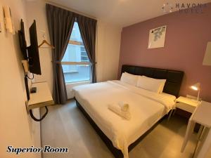 Una habitación de hotel con una cama con una toalla. en Havona Hotel - Kulai, en Kulai