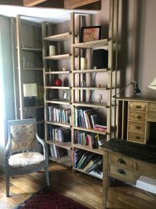 バルヌヴィル・カルトゥレにあるMon Plaisir de Carteretの椅子の横にある本が詰まった本棚