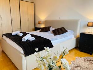 1 dormitorio con 1 cama grande y toallas. en Apartment Deluxe Otoka, en Sarajevo