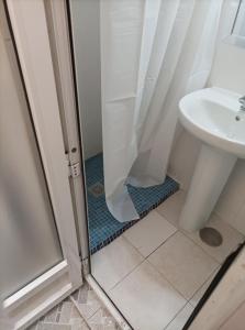 y baño con ducha y lavamanos. en Santa Bárbara, en Alicante