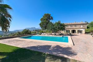 uma vista exterior de uma villa com piscina em Villa Katerina em Benissa