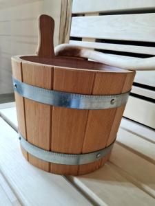 um balde de madeira com uma cadeira de madeira em Am Achterwasser DORF 12 em Rankwitz