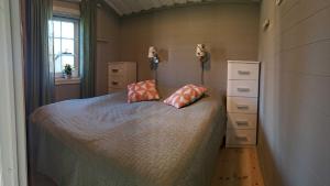 um quarto com uma cama com duas almofadas em Messlingen 412, Funäsdalen em Funäsdalen