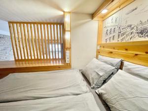 1 dormitorio con 1 cama y 2 almohadas en Lavender Circus Hand Drawn Apartments, en Budapest