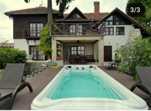 uma casa com piscina em frente a uma casa em Villa Wolf Castle - vanjski grijani bazen em Lopatinec