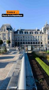 レンヌにあるT2 Neuf en plein cœur de Rennes au bord de la vilaineの白い大きな建物